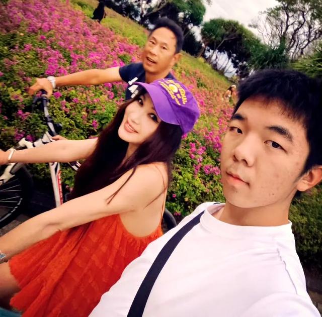 温碧霞晒全家福,儿子长的像爸爸,网友吐槽颜值低!