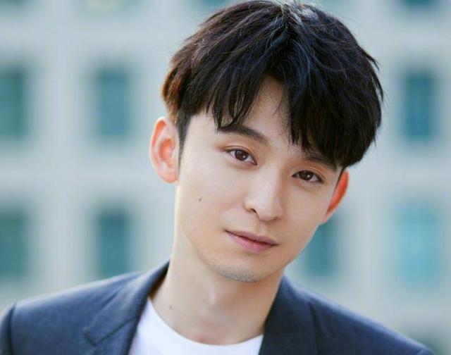 孙俪宠着、赵丽颖护着，长相平平却资源不断，只因他有个好妈妈