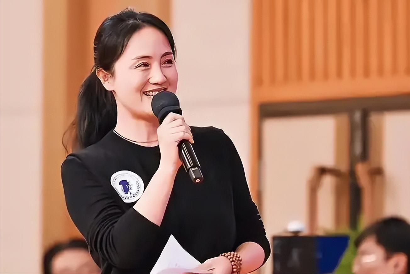 离春节不到2月，52岁辛柏青高调传出喜讯，朱媛媛终于可以放心了