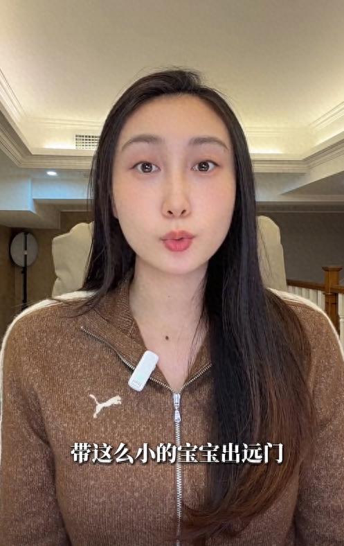 水亦诗首次晒出妈妈的正脸照，母女脸型一模一样，抱着外孙女出镜