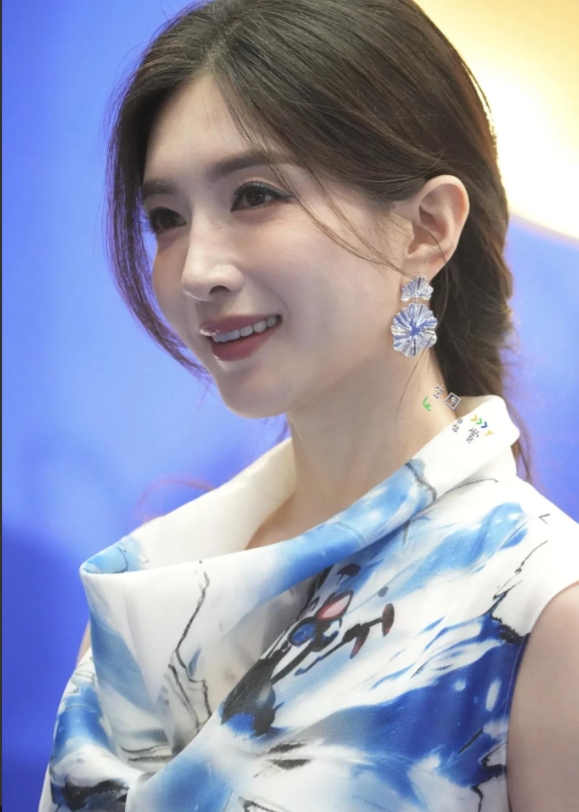 江疏影风尚大秀红毯现场，水墨诗意与时尚的交融