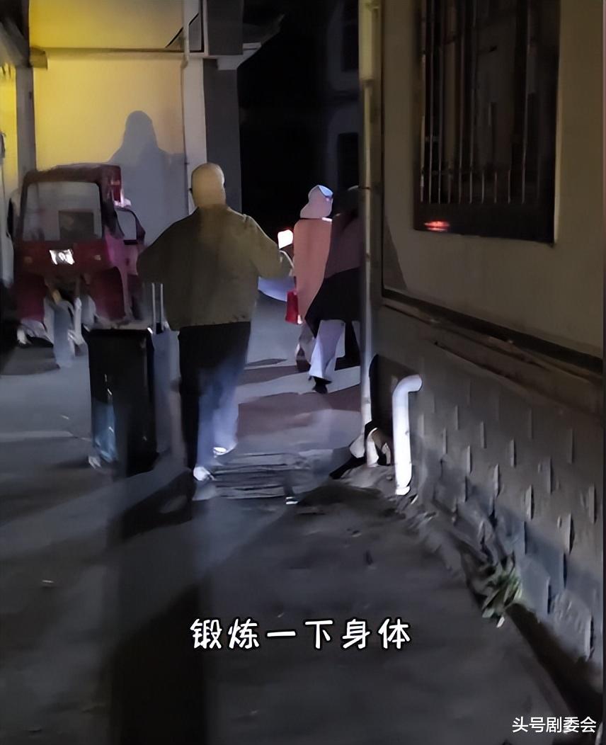 江一燕回大理只抢到站票，占别人位置被撵走，直接坐地上太接地气