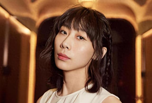 两年婚姻一年出轨,将前夫当小丑,“一尿”成名的她凭啥三封天后