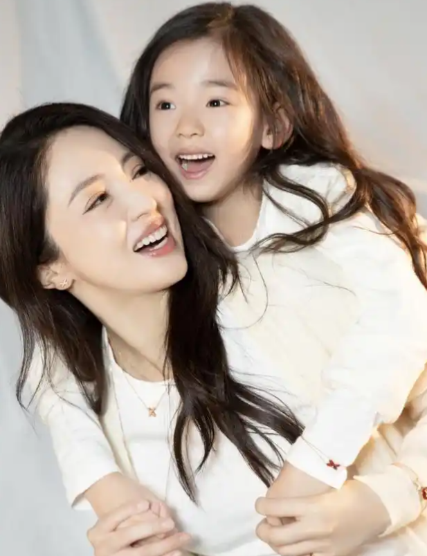 再婚不到10天,董璇也没有想到,她9岁的女儿,已经开始给她长脸