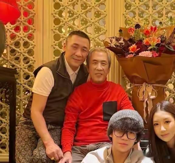 章子怡哥哥结婚20周年晒全家福，章家父母保养惊人，子女颜值爆表