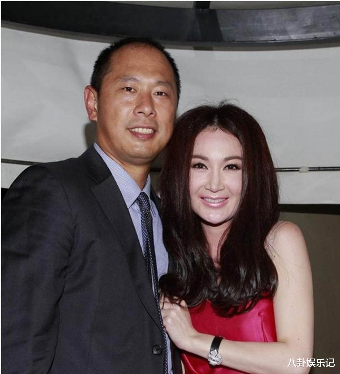 58岁温碧霞来香港看谢霆锋演唱会！穿着打扮很时尚，发型却翻车了