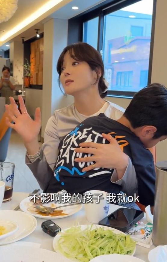 蔡琳和8岁儿子谈心！想和前夫复婚对方有女友，眼神落寞嘴上很硬