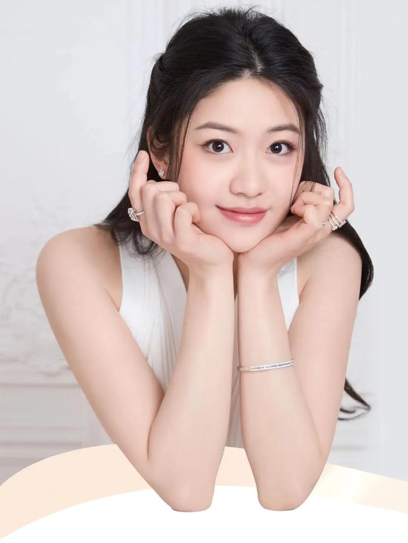 周奇与向涵之疑似恋情曝光，网友质疑周奇是时间管理大师