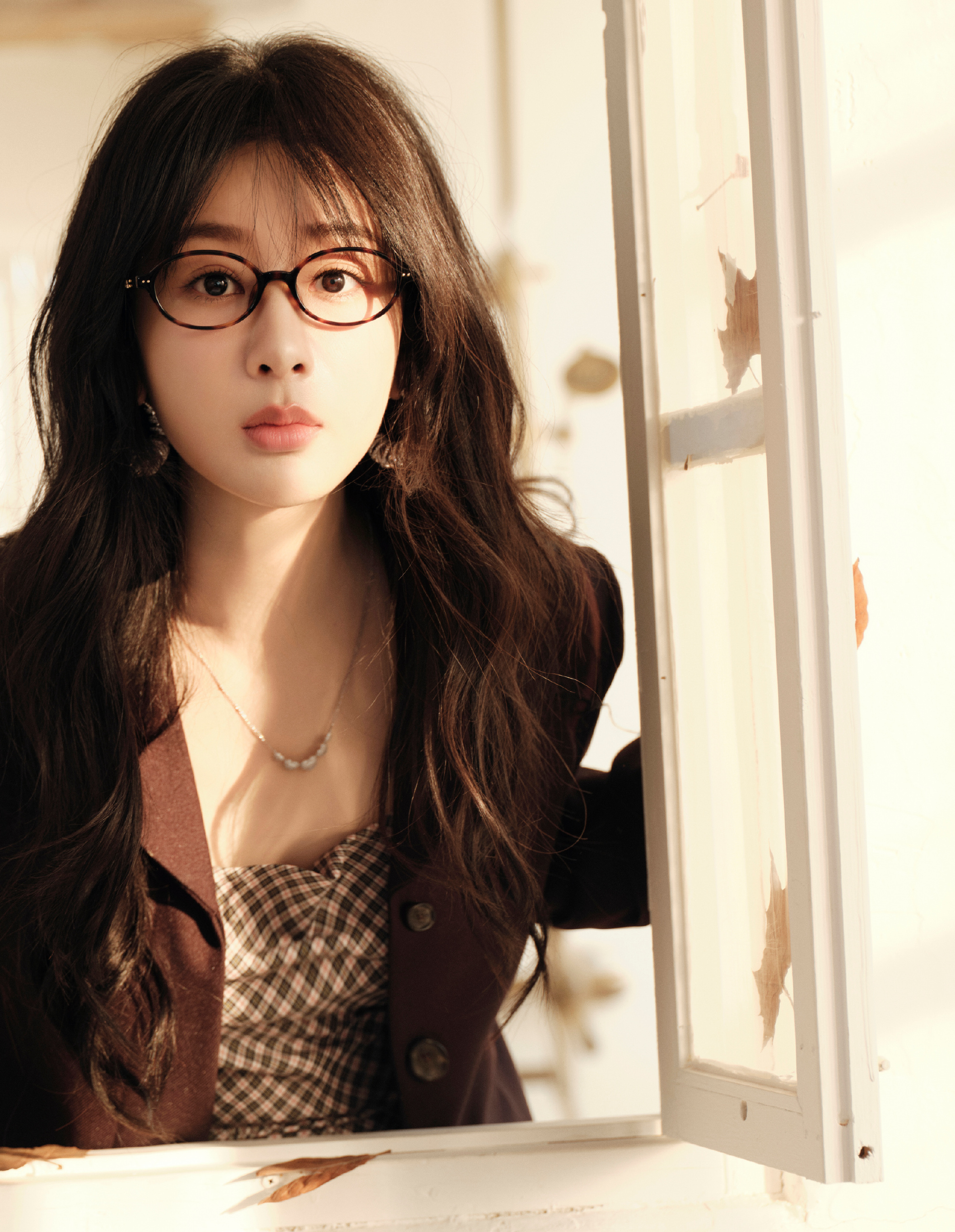 杨紫复古甜酷风超吸睛，直播创意名场面不断，时尚趣味双拉满！