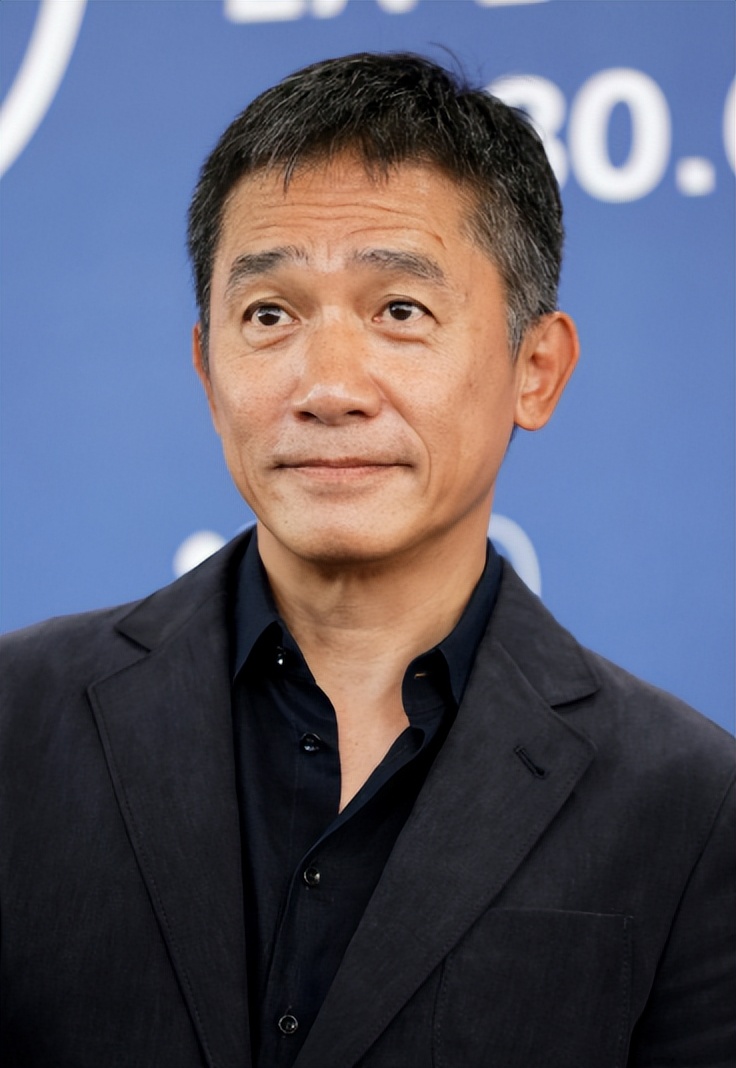 63岁梁朝伟现状：两鬓白发显疲态，坦言喜欢日本，和日文化合得来