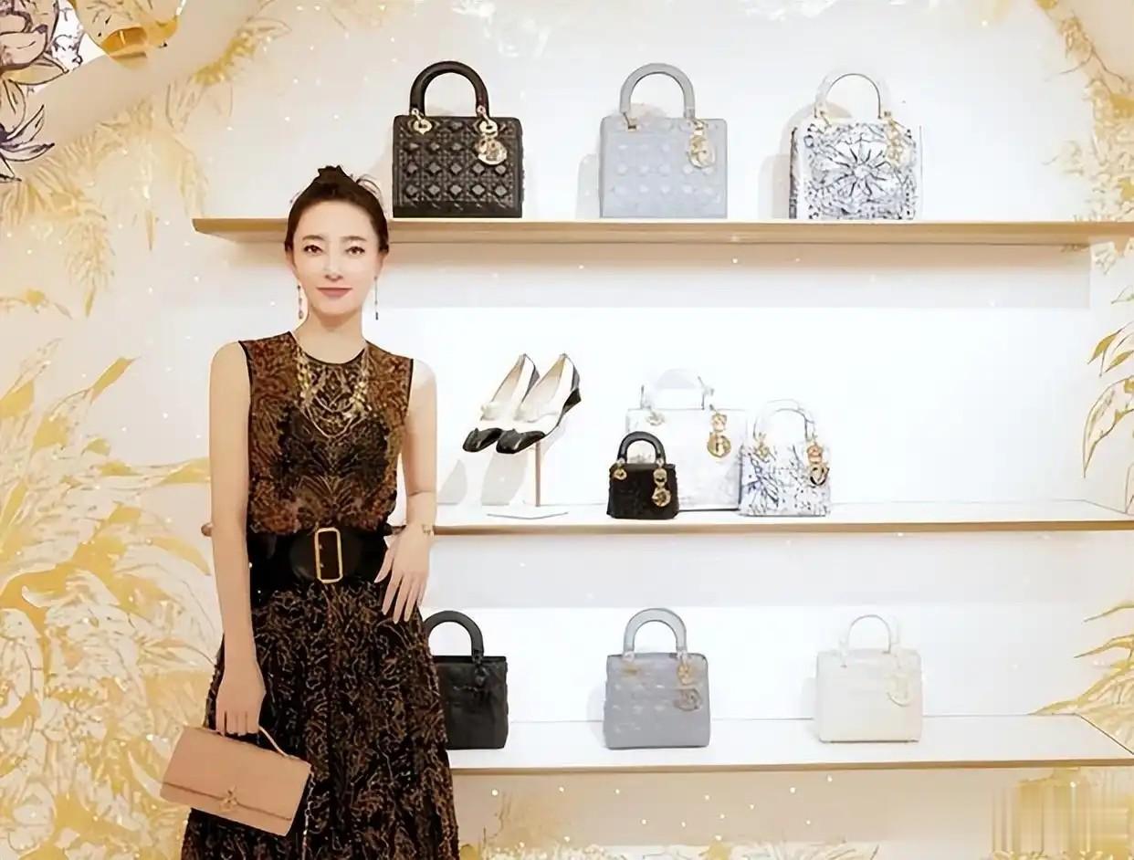 诈骗14亿，看到金条法拉利被拍卖，才懂王丽坤夫妇的生活有多奢靡