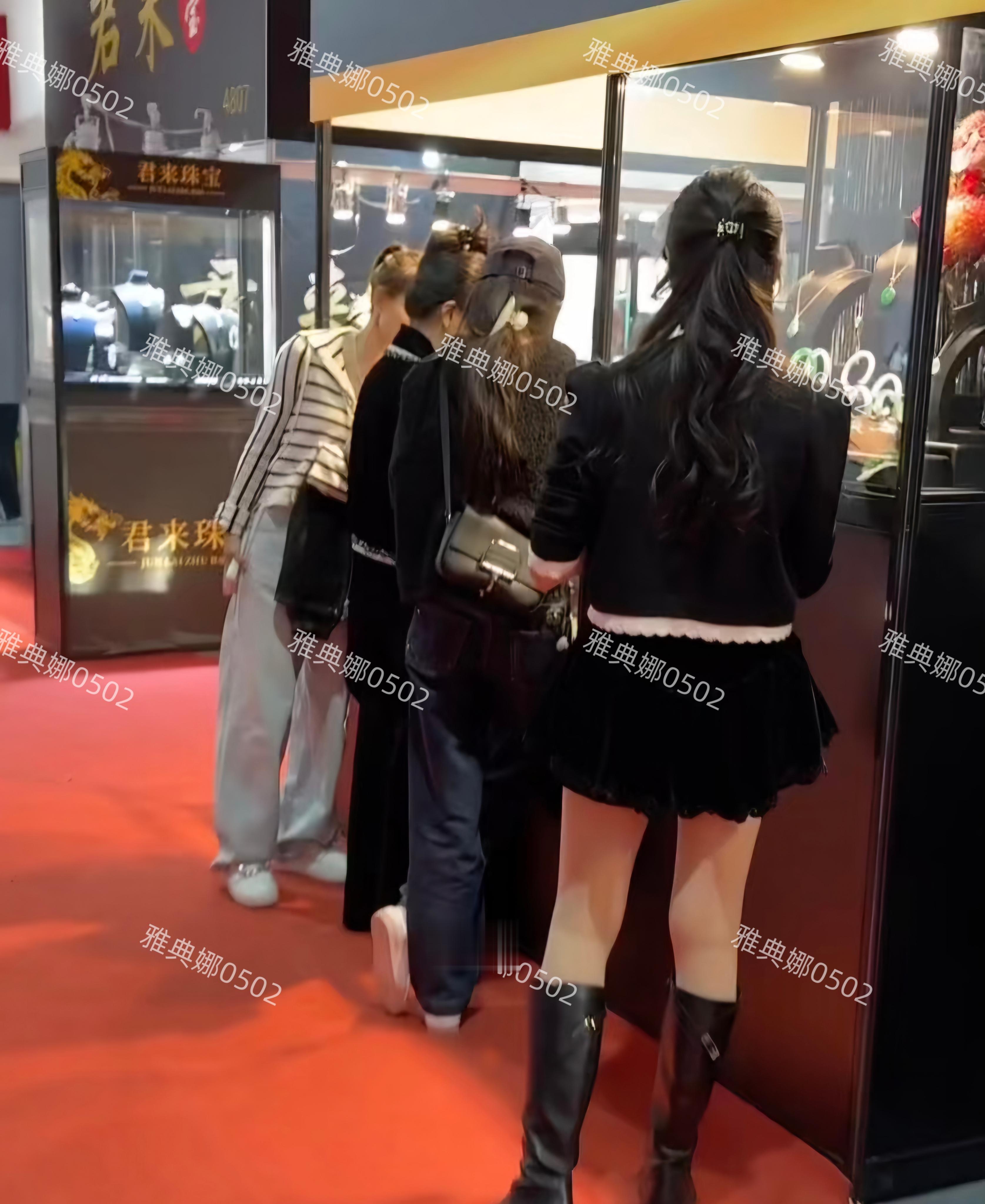 北京珠宝展偶遇杨幂，本人很瘦脸很小腿很长，她对翡翠很感兴趣!