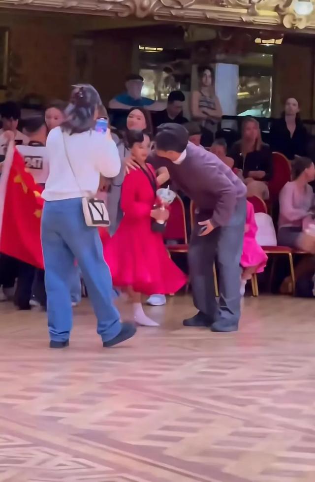 孙俪女儿英国夺冠!颁奖时一幕引全网热议,男裁判强吻 11 岁女孩?