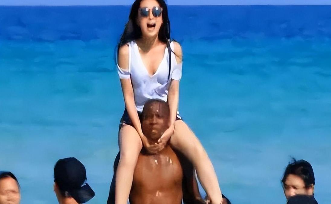 和孔令辉分手12年，被黑人驼肩上的马苏，终是为她的选择买了单