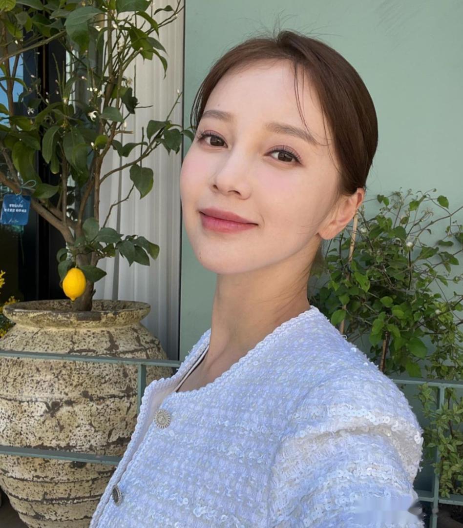 韩国女星曝光前男友劈腿：脚踏两只船，还勾搭来家中做客的女偶像