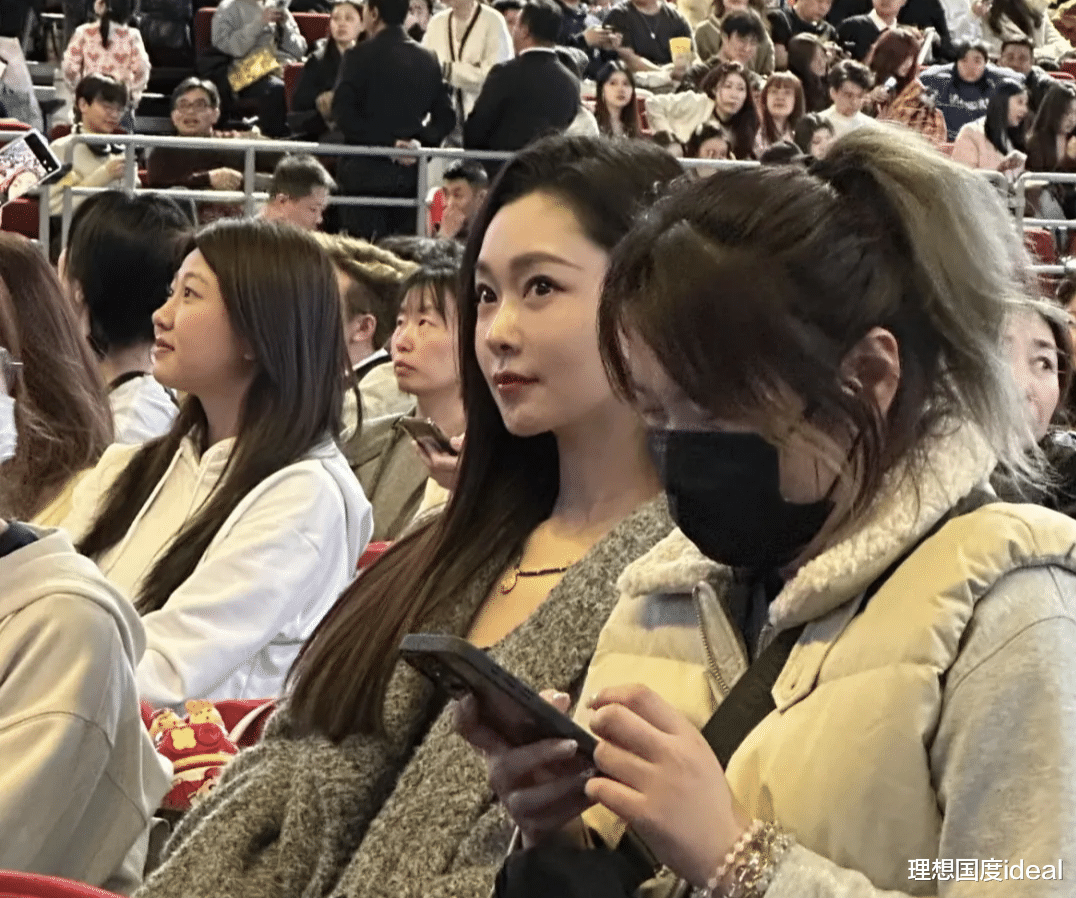 34岁宋轶北京看演唱会被拍,穿灰色羊绒大衣减龄又洋气,白敬亭真是有福气!