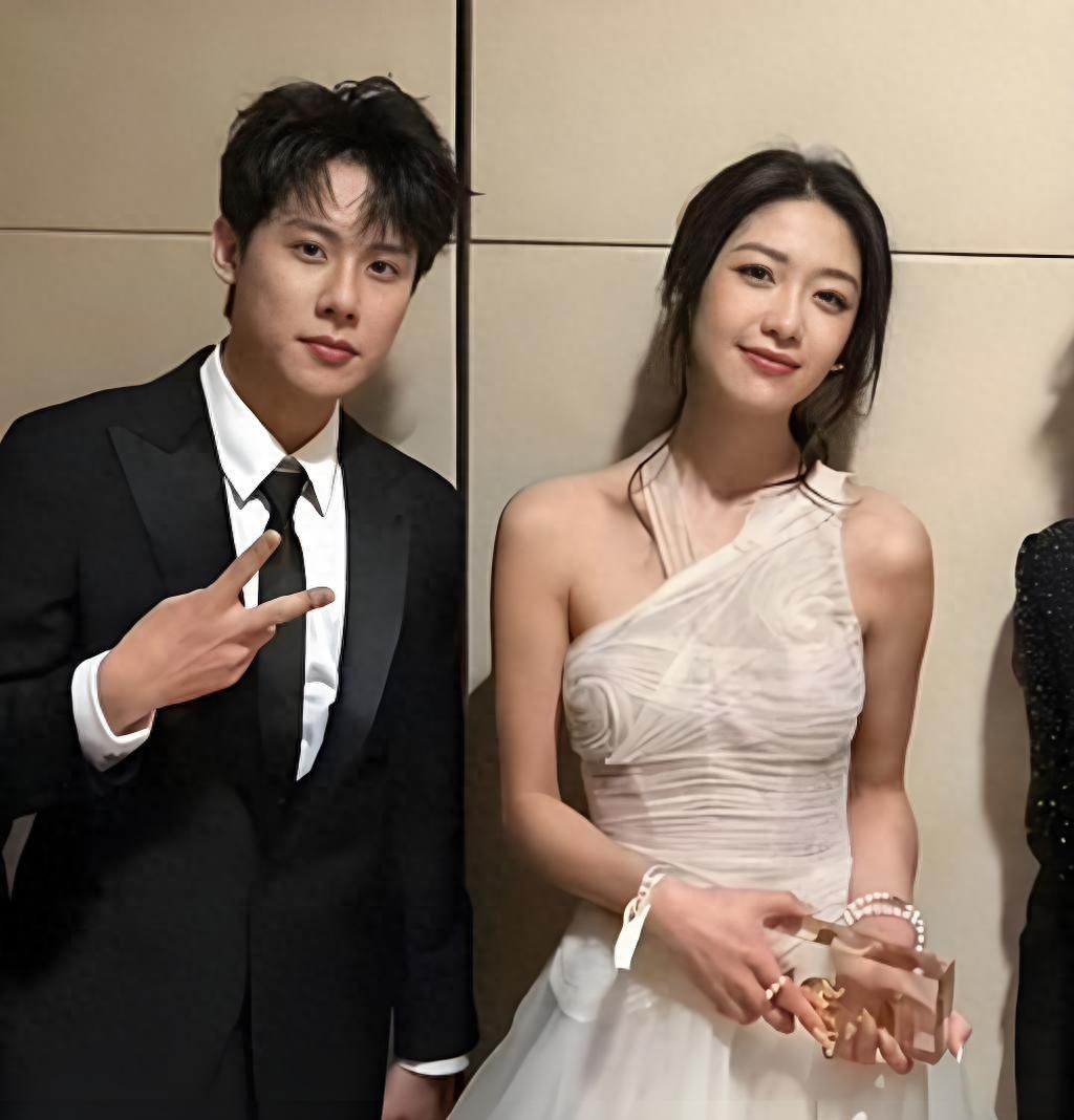 周奇与向涵之疑似恋情曝光，网友质疑周奇是时间管理大师