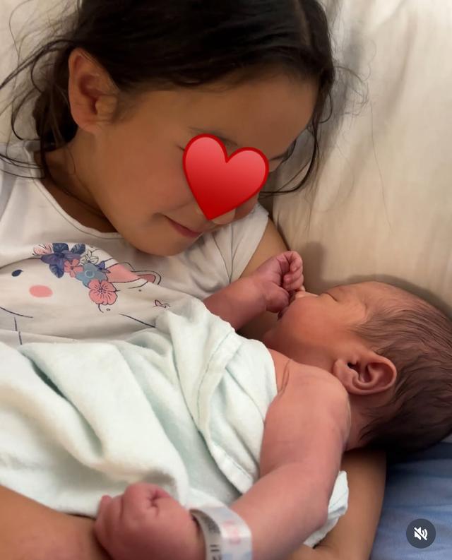 谢婷婷二胎生子晒全家福,6岁Sara抱弟弟好温馨,外籍男友乐开怀