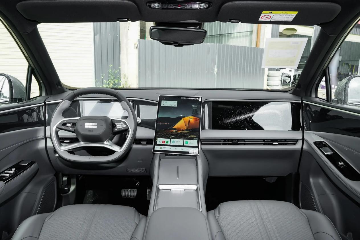 吉利又一狠货!四屏联动+雷神电混,续航115km,卖11.58万起?