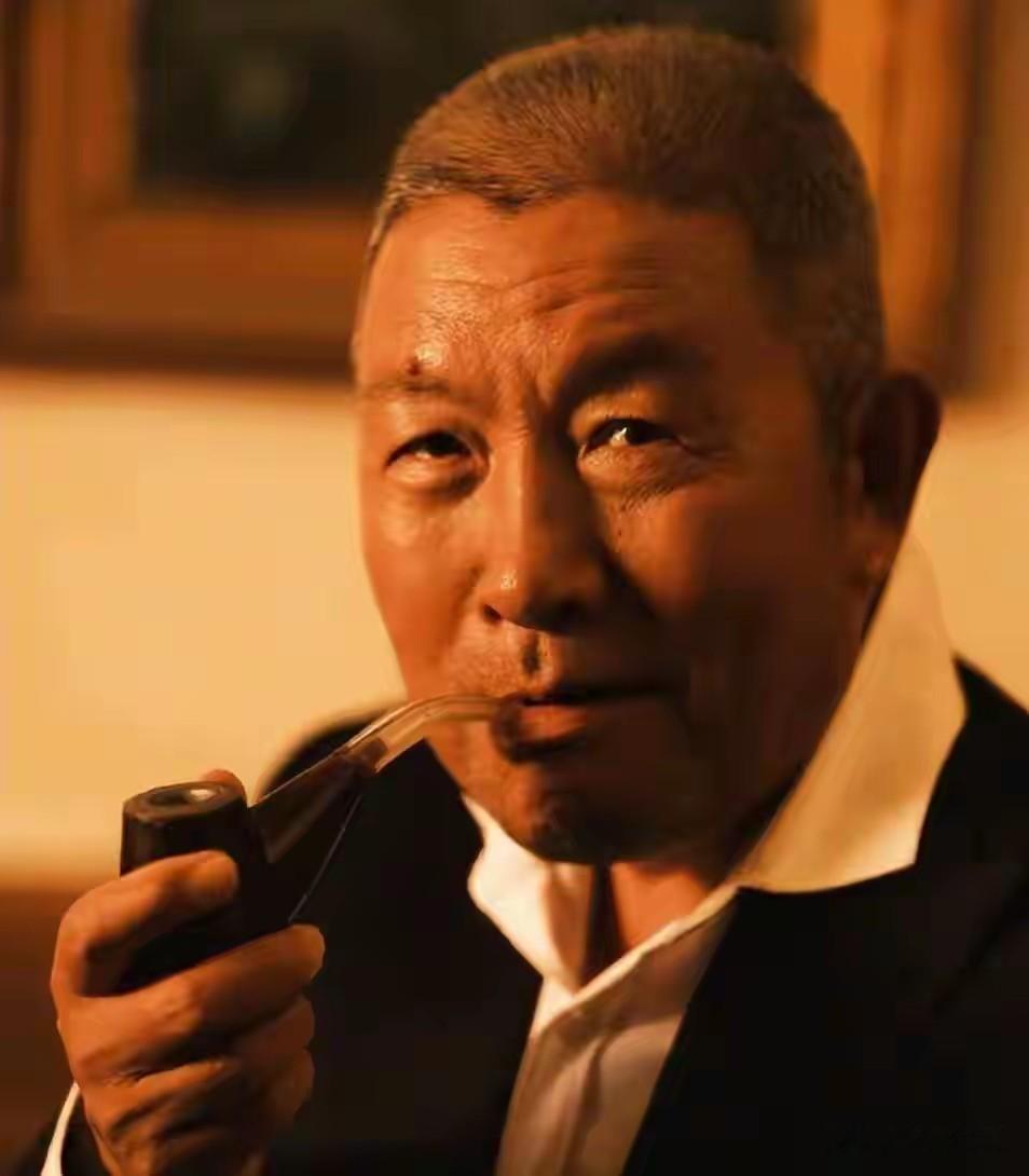 他是国家一级演员,演了半辈子戏,戏外爱妻如命,儿子是他的牵挂