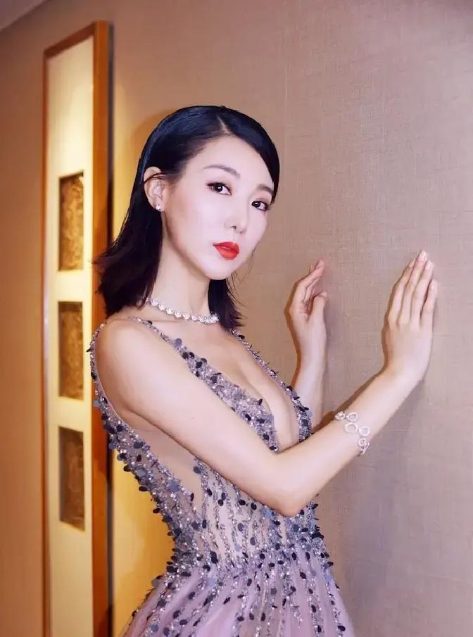 昔日TVB女星久别重回电视城，感慨万千，曾惨遭绯闻毁掉前程