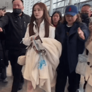 祝绪丹忍得很辛苦吧？学虞书欣翻车后在机场开始冷脸装酷，真好笑