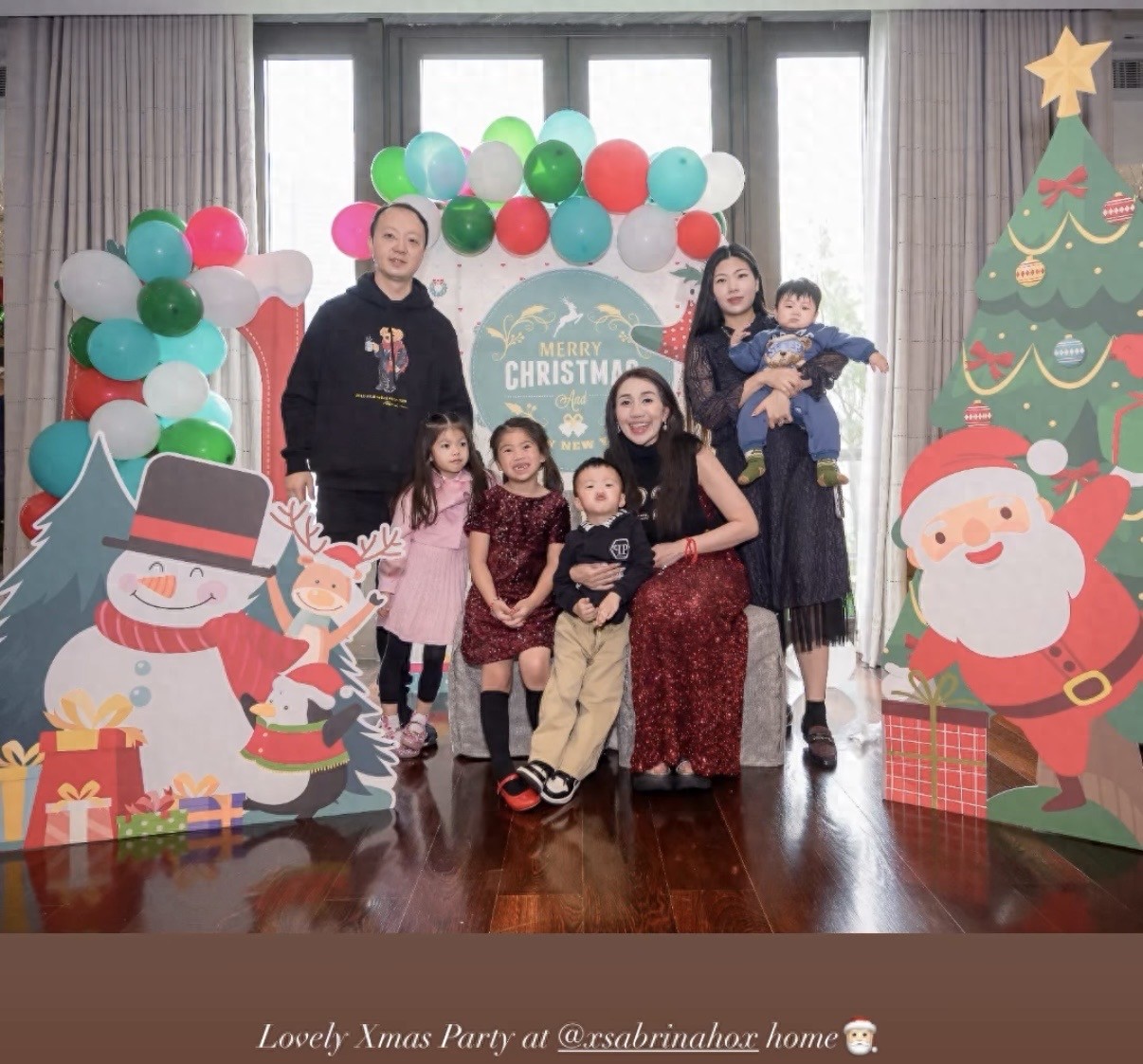 何超盈与女儿在5亿别墅过圣诞,母女穿亲子装,别墅高三层够气派