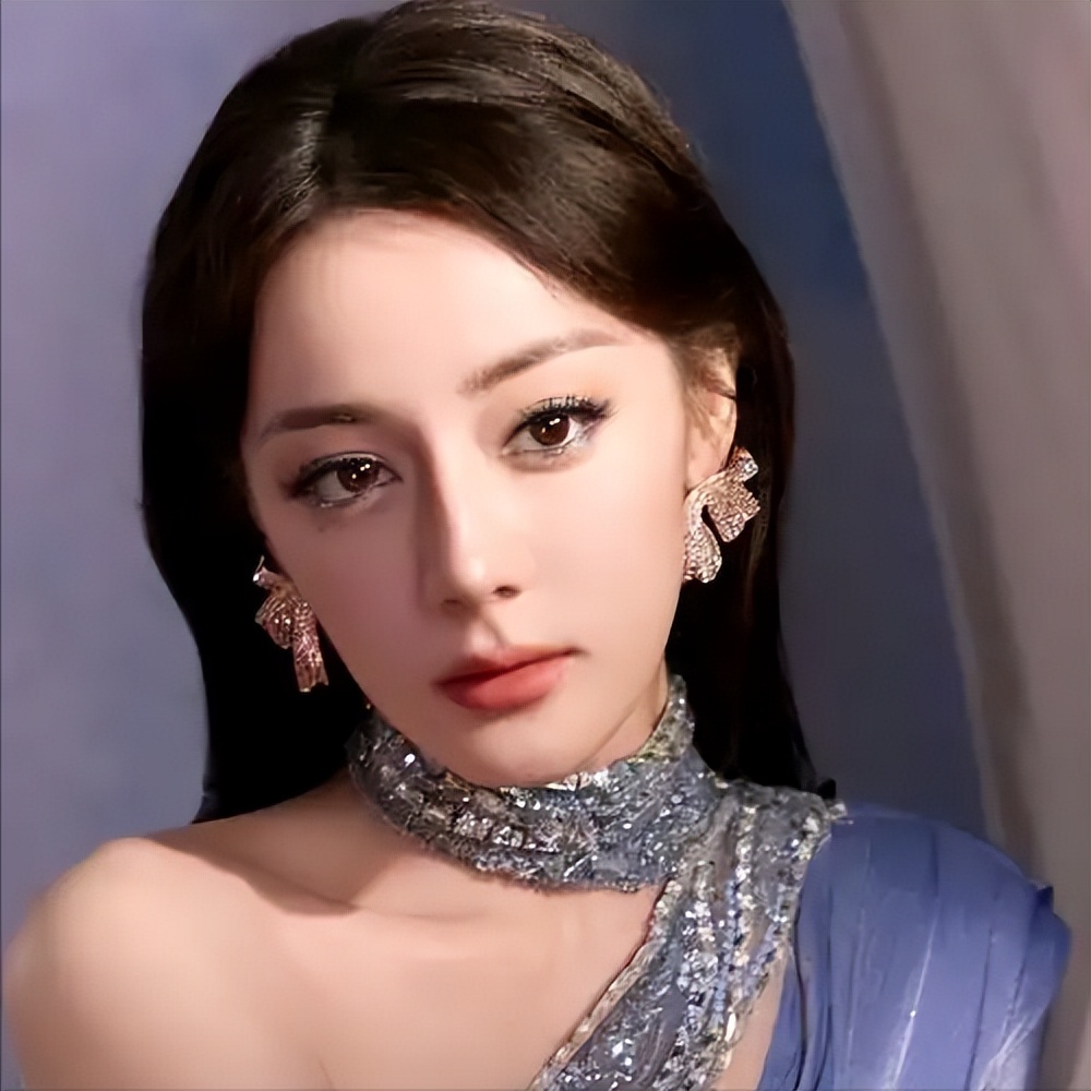 同样是线下，杨紫窄脸小嘴美出新高度，而热巴脸肿僵硬被质疑医美