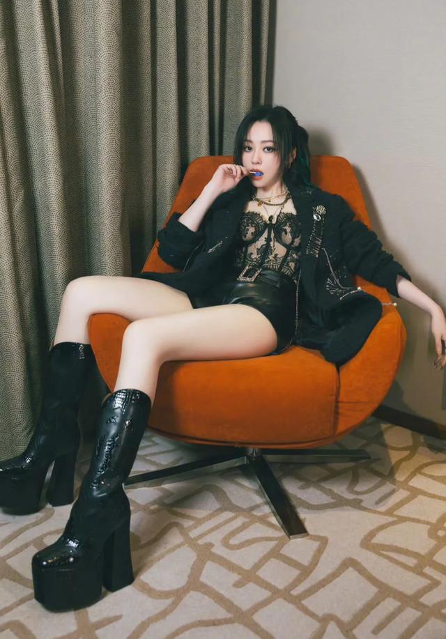 张靓颖造型网红化？演唱会造型性感被批俗气，网友质疑夜店风