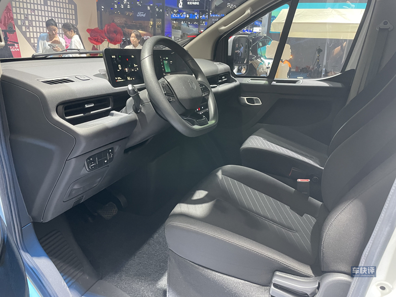 长安凯程V919走红成都车展，引来观众和网红争相打卡