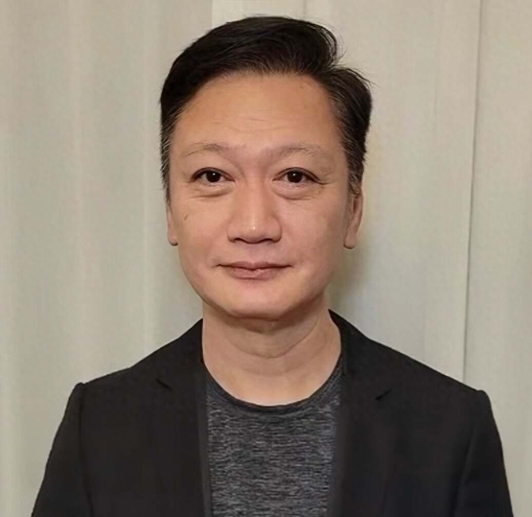 61岁陶大宇携新婚妻子看演唱会,主动搂太太肩膀秀恩爱很是幸福