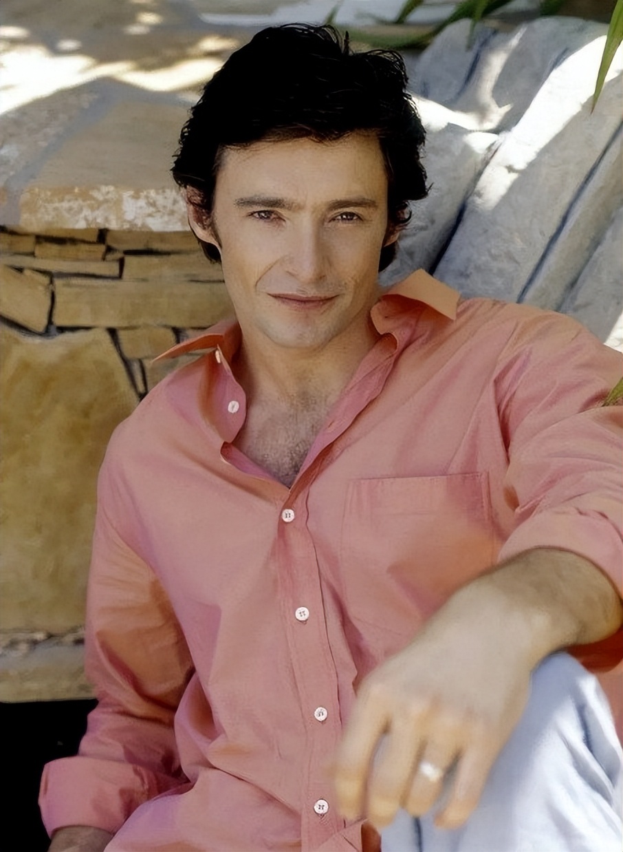 56岁休杰克曼仍有一身腱子肉，牵着新欢海边度假，69岁前妻好可悲