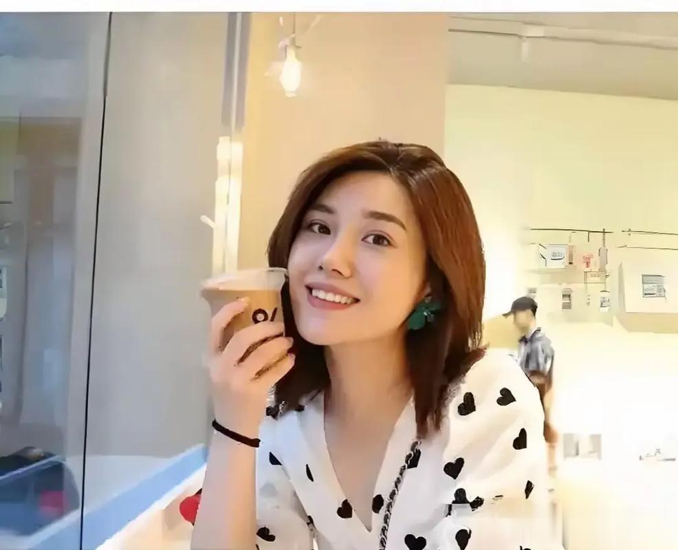 央视后起之秀郑子可，气质出众能力卓绝，关键是家庭环境也给力