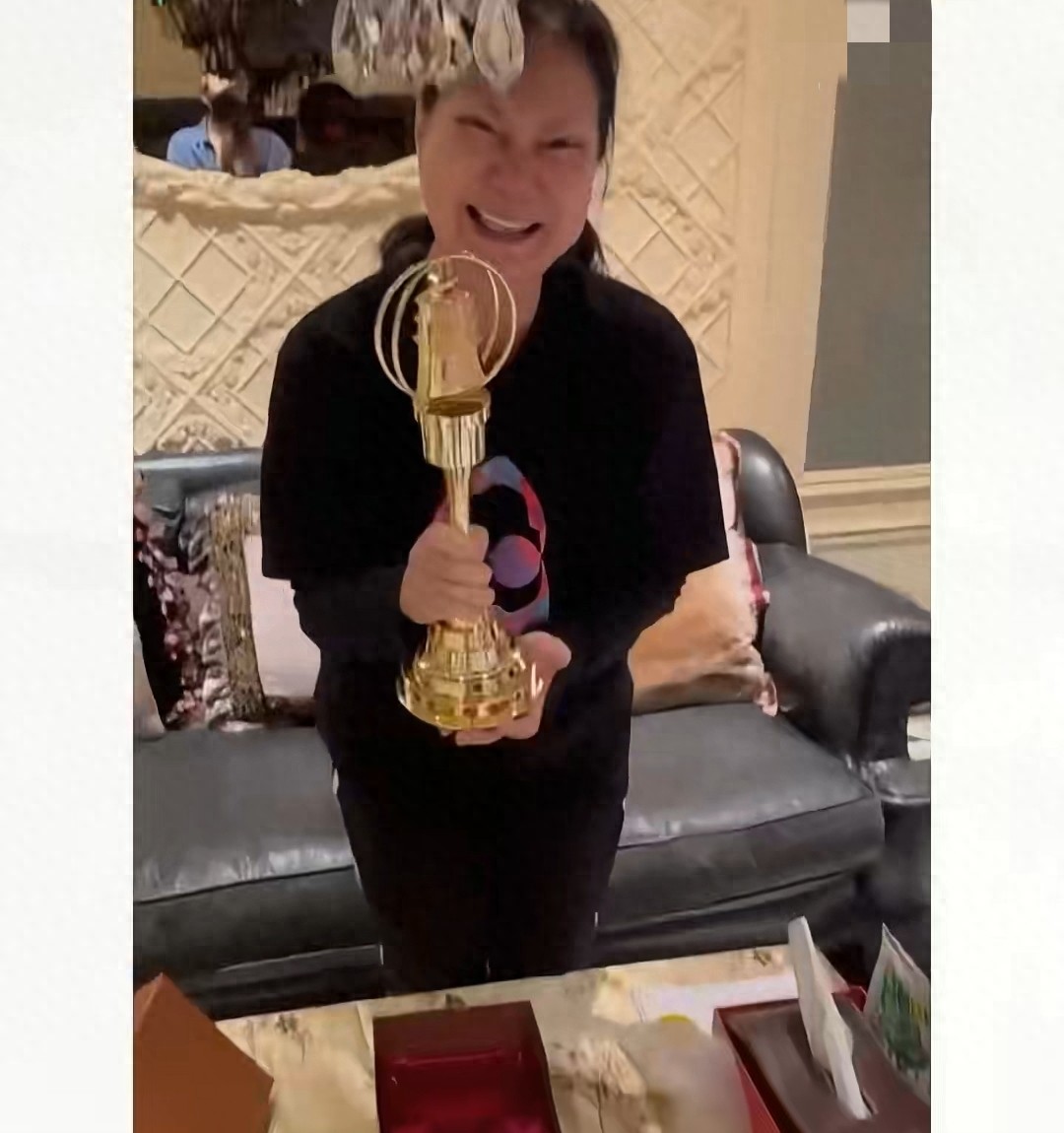 小S送金钟奖杯给母亲，S妈又哭又笑很激动，家里供奉着大S的照片