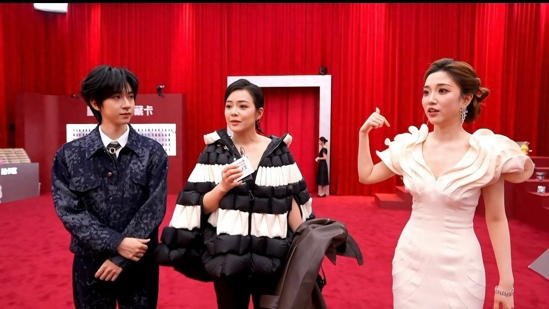 庞铮在星光大赏翻车，发文跟贺峻霖公开道歉，网友并不买账