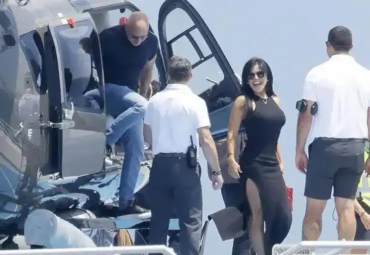 贝佐斯与桑切斯奥斯卡派对现身，肢体语言透露关系生变？