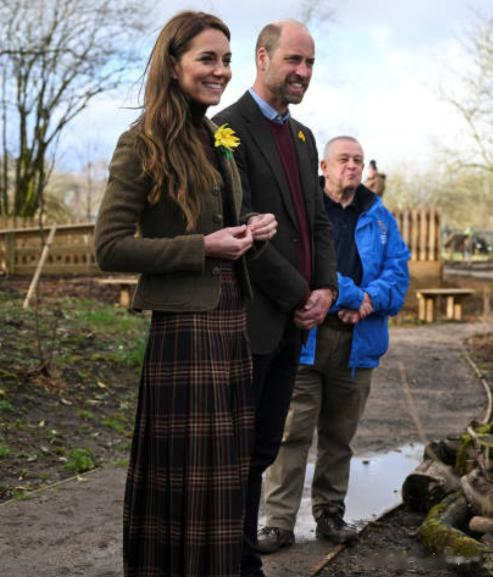 威廉43岁生日凯特晒照，王妃病情又严重3个娃还小，这个生日难过