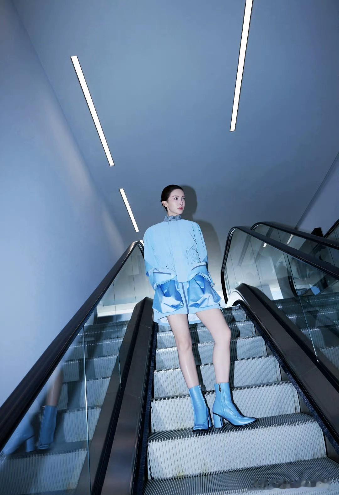 金晨，蓝色高跟短靴，高挑出众好身材 ???