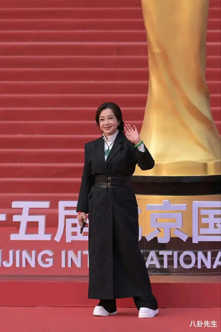 北影节闭幕红毯：倪妮粉裙亮眼，林志玲仙气十足，马丽知性温柔