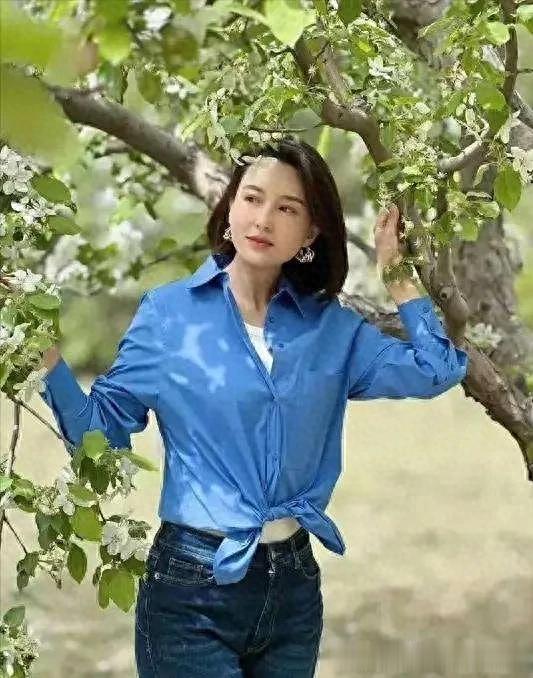 45岁张蕾剪了波波头年轻20岁!穿蓝衬衫+牛仔裤,时髦又减龄!