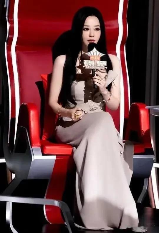 张靓颖随便一拍都比巡演海报好看,脸美才是王道