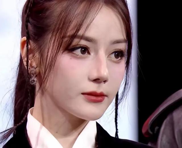 上海这一夜，被笑不露齿的刘诗诗惊艳，从不穿暴露礼服却艳压全场