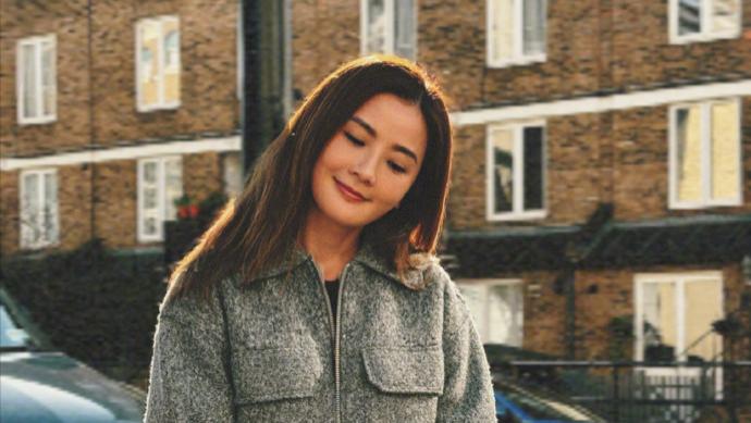 42岁阿Sa童颜无敌不用P图就很美！穿卫衣搭工装裤，洋气又减龄！