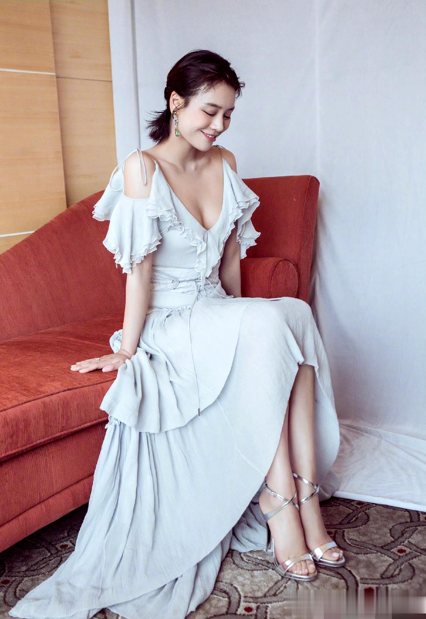 马思纯多风格穿搭大片：从清新白裙到干练西装，展现百变魅力！