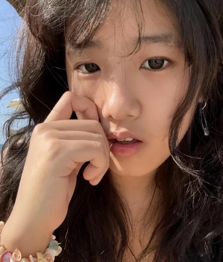 弱精的爸,易孕的妈!继承50亿资产的她,这下真让贾静雯站起来了