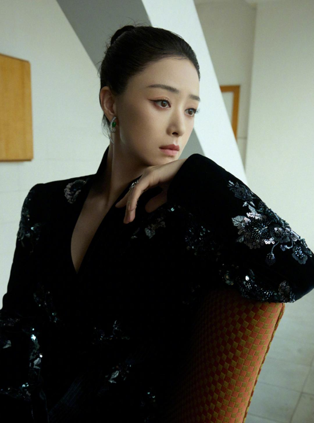 蒋欣现身4s店提车，171高个仍很有女人味，颜值气质都很哇塞