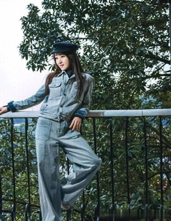 54岁杨钰莹真是中年女性的穿搭标杆！牛仔套装配贝雷帽减龄又时髦