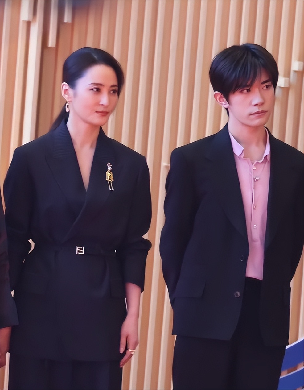 金鸡奖生图“翻车”，钟楚曦好敢穿，蒋勤勤皮包骨，惠英红嘴歪了