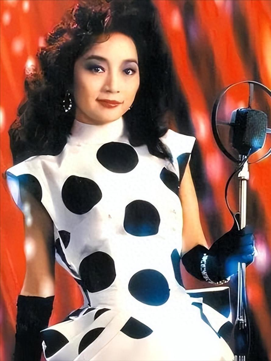 刘德华当众给她下跪，春晚为她让步，央视都宠的她晚年被骂上热搜