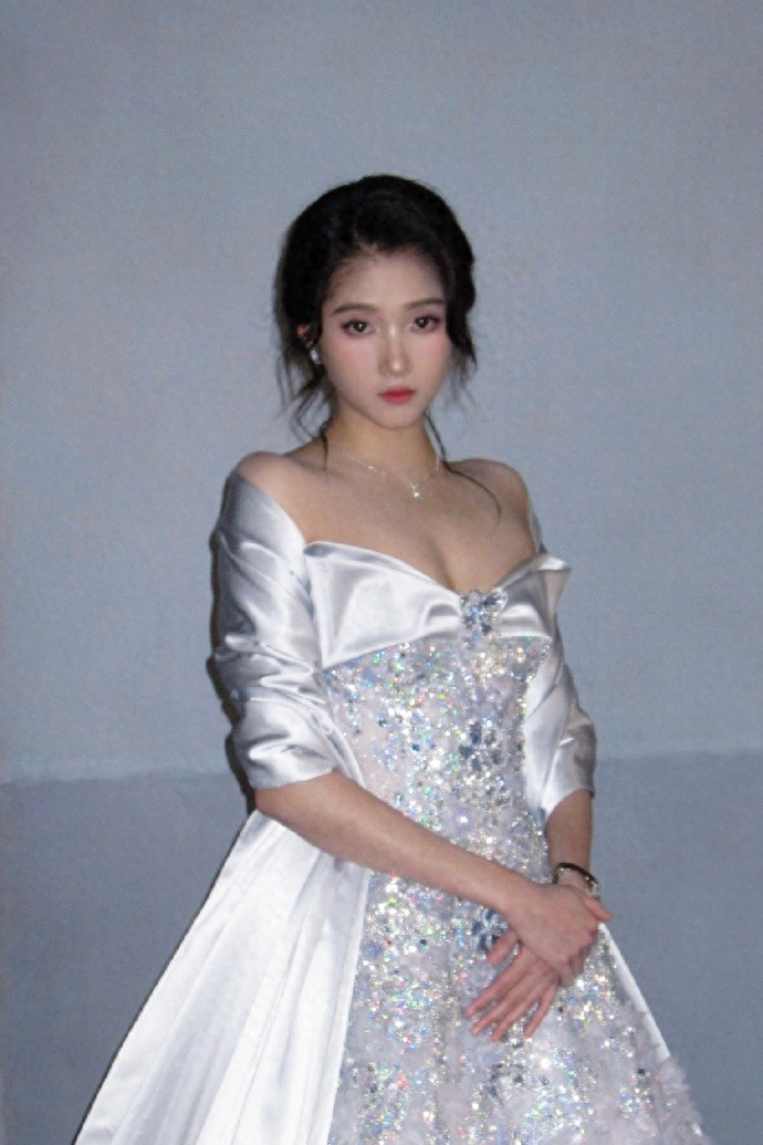 关晓彤这身材和这气质，简直是人间富贵花啊！